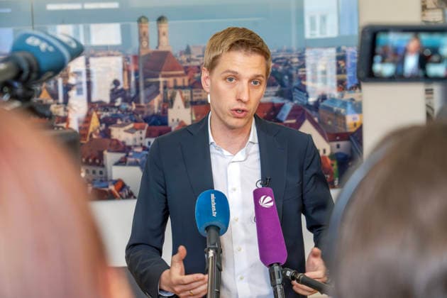 Dominik Krause, DIE GRÜNEN, neuer Müchner Oberbürgermeister, Amtsantritt: erster Arbeitstag im neuen OB-Büro im Rathaus, gibt Presseinterviews, München, 4. Mai 2026 Deutschland, München, Dominik Krause, DIE GRÜNEN, neuer Müchner Oberbürgermeister, Amtsantritt: erster Arbeitstag im neuen OB-Büro im Rathaus, empfängt Journalisten zu Fotos und Interviews, im Hintergrund ein München-Foto mit dem Wahrzeichen Frauenkirche, Kommunalpolitik, Bayern *** Dominik Krause, DIE GRÜNEN, new mayor of Munich, first day in office in the new mayors office in the town hall, gives press interviews, Munich, May 4, 2026 Germany, Munich, Dominik Krause, DIE GRÜNEN, new mayor of Munich, first day in office in the new mayors office in the town hall, rece