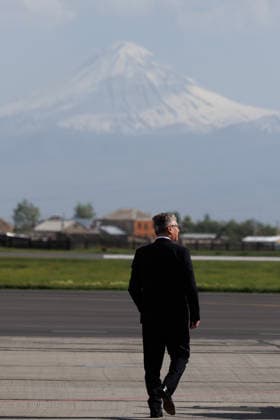 Prime Minister Keir Starmer attends EPC Summit in Armenia 04 05 2026. Yerevan, Armenia. Prime Minister Keir Starmer looks on to Mount Ararat as he departs the European Political Community (EPC) Summit., Credit:Lauren Hurley Avalon Armenia, Yerevan, Yerevan  Copyright: xLaurenxHurleyx xAvalonx 1096459821