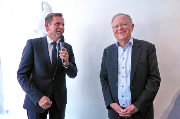 Olaf Lies und Stephan Weil bei der Enthüllung des Porträts von Ministerpräsident a.D. Stephan Weil in der Ahnengalerie der Niedersächsischen Staatskanzlei. Hannover, 04.05.2026