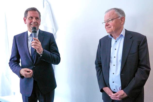 Olaf Lies und Stephan Weil bei der Enthüllung des Porträts von Ministerpräsident a.D. Stephan Weil in der Ahnengalerie der Niedersächsischen Staatskanzlei. Hannover, 04.05.2026