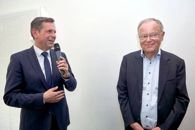 Olaf Lies und Stephan Weil bei der Enthüllung des Porträts von Ministerpräsident a.D. Stephan Weil in der Ahnengalerie der Niedersächsischen Staatskanzlei. Hannover, 04.05.2026
