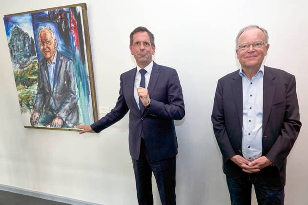 Olaf Lies und Stephan Weil bei der Enthüllung des Porträts von Ministerpräsident a.D. Stephan Weil in der Ahnengalerie der Niedersächsischen Staatskanzlei. Hannover, 04.05.2026