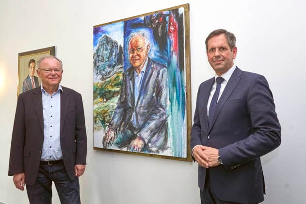 Olaf Lies und Stephan Weil bei der Enthüllung des Porträts von Ministerpräsident a.D. Stephan Weil in der Ahnengalerie der Niedersächsischen Staatskanzlei. Hannover, 04.05.2026