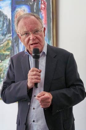 Stephan Weil bei der Enthüllung seines Porträts in der Ahnengalerie der Niedersächsischen Staatskanzlei. Hannover, 04.05.2026
