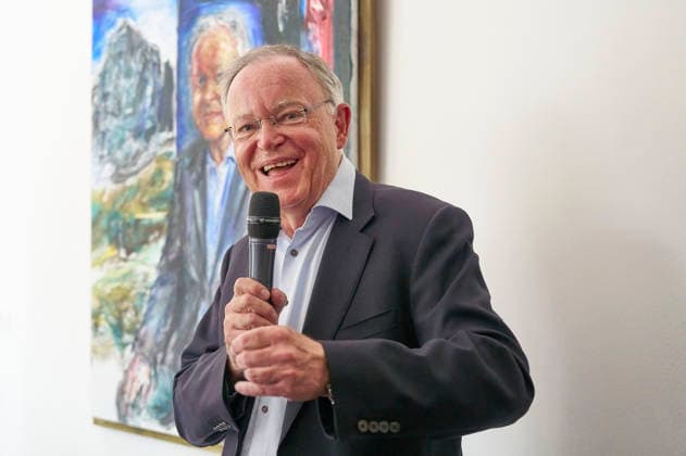 Stephan Weil bei der Enthüllung seines Porträts in der Ahnengalerie der Niedersächsischen Staatskanzlei. Hannover, 04.05.2026