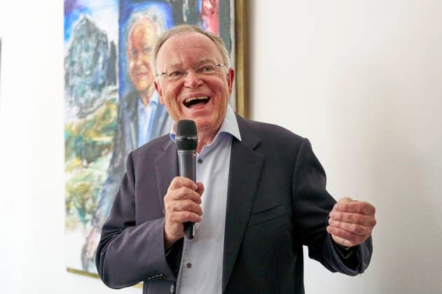 Stephan Weil bei der Enthüllung seines Porträts in der Ahnengalerie der Niedersächsischen Staatskanzlei. Hannover, 04.05.2026