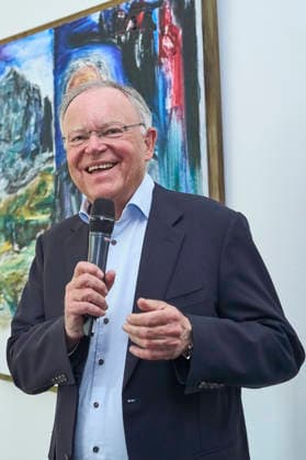 Stephan Weil bei der Enthüllung seines Porträts in der Ahnengalerie der Niedersächsischen Staatskanzlei. Hannover, 04.05.2026