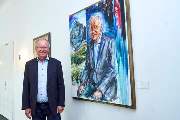 Stephan Weil bei der Enthüllung seines Porträts in der Ahnengalerie der Niedersächsischen Staatskanzlei. Hannover, 04.05.2026