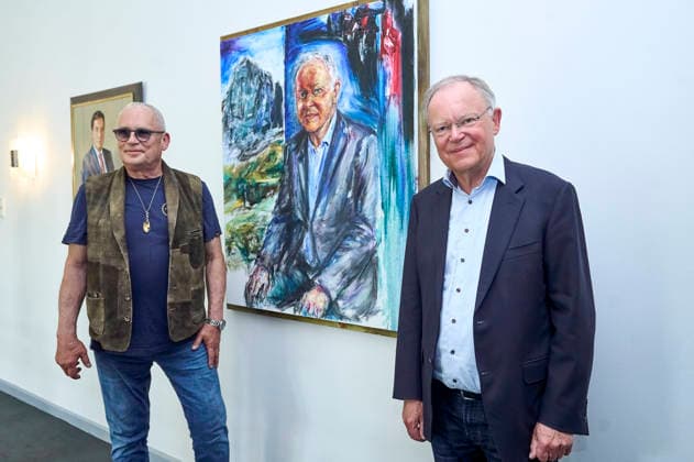 Albrecht Gehse und Stefan Weil bei der Enthüllung des Porträts von Ministerpräsident a.D. Stephan Weil in der Ahnengalerie der Niedersächsischen Staatskanzlei. Hannover, 04.05.2026