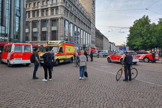 Leipzig, Sachsen, Deutschland, 04.05.2026: Auto fährt in Leipzig in Menschenmenge. Der Vorfall ereignete sich der Grimmaische Straße in der Innenstadt, der Bereich zwischen Augustusplatz und Ritterstraße wurde abgesperrt. *** Leipzig, Saxony, Germany, 04 05 2026 Car drives into crowd in Leipzig The incident took place on Grimmaische Straße in the city center, the area between Augustusplatz and Ritterstraße was cordoned off Copyright: xdtsxNachrichtenagenturx dts_117543