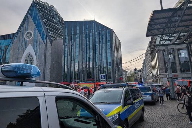 Leipzig, Sachsen, Deutschland, 04.05.2026: Auto fährt in Leipzig in Menschenmenge. Der Vorfall ereignete sich der Grimmaische Straße in der Innenstadt, der Bereich zwischen Augustusplatz und Ritterstraße wurde abgesperrt. *** Leipzig, Saxony, Germany, 04 05 2026 Car drives into crowd in Leipzig The incident took place on Grimmaische Straße in the city center, the area between Augustusplatz and Ritterstraße was cordoned off Copyright: xdtsxNachrichtenagenturx dts_117546