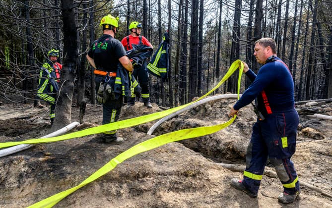 Firefighters are intervening at forest fire in Chribska in the Bohemian Switzerland National Park, Czech Republic, May 4, 2026. (CTKxPhoto OndrejxHajek) CTKPhotoP2026050405526  CTKPhotoP2026050405526