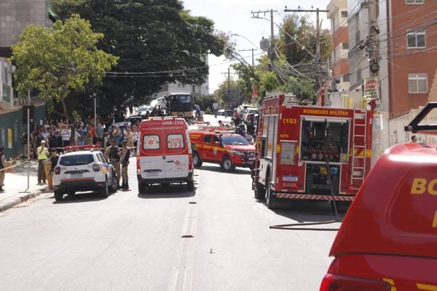 RECORD DATE NOT STATED Small plane crashes and hits building in the Silveira neighborhood in Belo Horizonte. Belo Horizonte (MG), 04 05 2026 - A small plane crashed and hit a building in the Silveira neighborhood, in the city of Belo Horizonte, capital of Minas Gerais, on the afternoon of this Monday (May 4). According to the fire department, there were five occupants on board the aircraft, the pilot who is trapped in the wreckage and other people in serious condition. There is still the possibility of a fifth victim at the scene.(Foto: Diego Tavares Thenews2 imago images) Small plane crashes and hits building in the Silveira neighborhood in Belo Horizonte.  Copyright: xDiegoxTavaresx