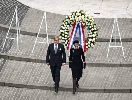 AMSTERDAM - Queen Maxima and King Willem-Alexander lay a wreath during the National Remembrance of the Dead on Dam Square. During Remembrance of the Dead, the victims of the Second World War in Europe and Southeast Asia are commemorated, as well as the victims of subsequent war situations and peacekeeping operations in which the Netherlands was involved. PATRICK VAN EMST POOL ANP netherlands out - belgium out  Copyright: xx x557477621x originalFilename: 557477621.jpg