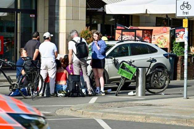 RECORD DATE NOT STATED Auto fährt durch Innenstadt MANV in Leipzig ausgelöst, mehrere Verletzte, mehrere Tote Am Montagnachmittag kam es in der Leipziger Innenstadt im Bereich des Augustusplatzes zu einer umfangreichen Einsatzlage, bei der ein Massenanfall von Verletzten (MANV) ausgerufen wurde. Nach ersten Erkenntnissen war ein Fahrzeug im innerstädtischen Bereich unterwegs und erfasste dabei mehrere Personen, wobei sich die Lage vom Augustusplatz über die Grimmaische Straße bis in den Bereich Markt erstreckte. Nach Angaben des Leipziger Branddirektors Axel Schuh wurden zwei Personen so schwer verletzt, dass sie noch vor Ort beziehungsweise kurze Zeit später verstarben. Zwei weitere Menschen erlitten schwere Verletzungen und wurden nach einer Erstvers Copyright: xEHLxMediax 20260504_leipzig-pkw-menschenmenge_14