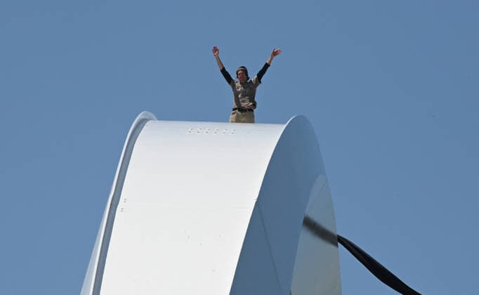 Guido Reichstadter protests against the war in Iran atop a Bridge in Washington Guido Reichstadter gestures as he protests against the war in Iran atop the Frederick Douglass Memorial Bridge for the fourth day, in Washington, DC on May 4, 2026. Photo by Olivier Douliery ABACAPRESS.COM Washington DC United States  Copyright: xDoulieryxOlivier ABACAx