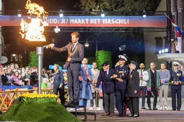 WAGENINGEN - Veterans Robbie Hall (103 years old) from the United Kingdom and Johan Geneuglijk (105 years old) from the Netherlands, together with Mayor Floor Vermeulen, light the Liberation Fire during the Liberation Fire ceremony. The ceremony symbolizes the transition from commemorating war victims to celebrating freedom. VINCENT JANNINK ANP netherlands out - belgium out  Copyright: xx x557495527x originalFilename: 557495527.jpg