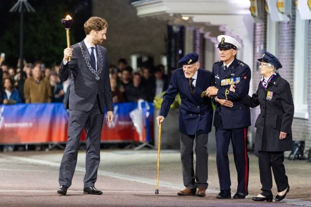 WAGENINGEN - Veterans Robbie Hall (103 years old) from the United Kingdom and Johan Geneuglijk (105 years old) from the Netherlands, together with Mayor Floor Vermeulen, light the Liberation Fire during the Liberation Fire ceremony. The ceremony symbolizes the transition from commemorating war victims to celebrating freedom. VINCENT JANNINK ANP netherlands out - belgium out  Copyright: xx x557496933x originalFilename: 557496933.jpg