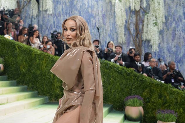 Singer Doja Cat poses on the white carpet at the Met Gala in New York, USA, 04 May 2026. The Met Gala began with a performance by a group of singers and dancers who performed Whitney Houston s I Wanna Dance with Somebody before giving way to a parade of celebrities. The Met Gala kicks off with a musical performance, a white carpet, and a parade of celebrities !ACHTUNG: NUR REDAKTIONELLE NUTZUNG!  Copyright: xOctavioxGuzmánx AME9319 20260504-55020180910_1