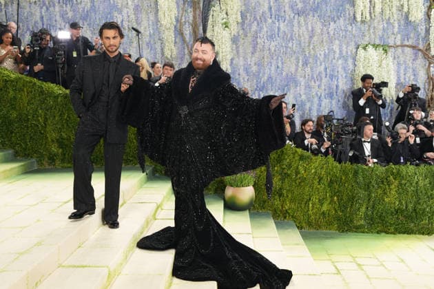 Singer Sam Smith (R) poses alongside designer Christian Cowan (L) during the Met Gala red carpet in New York, USA, 04 May 2026. The Met Gala began with a performance by a group of singers and dancers who performed Whitney Houston s I Wanna Dance with Somebody before giving way to a parade of celebrities. The Met Gala kicks off with a musical performance, a white carpet, and a parade of celebrities !ACHTUNG: NUR REDAKTIONELLE NUTZUNG!  Copyright: xOctavioxGuzmánx AME9320 20260504-55020180922_1