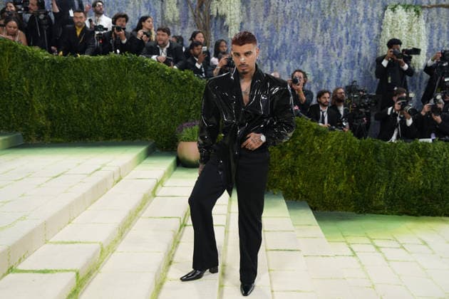 Puerto Rican singer Rauw Alejandro poses during the white carpet at the Met Gala in New York, USA, 04 May 2026. The Met Gala began with a performance by a group of singers and dancers who performed Whitney Houston s I Wanna Dance with Somebody before giving way to a parade of celebrities. The Met Gala kicks off with a musical performance, a white carpet, and a parade of celebrities !ACHTUNG: NUR REDAKTIONELLE NUTZUNG!  Copyright: xOctavioxGuzmánx AME9333 20260504-55020181080_1