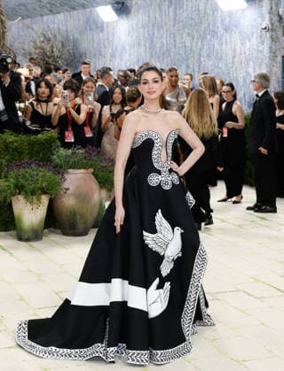 Anne Hathaway arrives on the red carpet for the 2026 Met Gala celebrating Costume Art at The Metropolitan Museum of Art on Monday, May 4, 2026 in New York City.  NYP20260504422 JOHNxANGELILLO