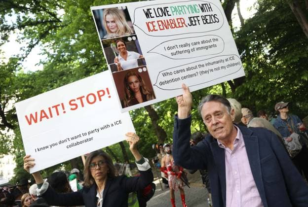 May 4, 2026, New York, New York, USA: Activists seen at the Resistance Red Carpet Protest Against Jeff Bezos and the Met Gala by Rise and Resist seen outside the Met Gala on the Upper East Side New York USA - ZUMAk03_ 20260504_zaf_k03_007 Copyright: xNancyxKaszermanx