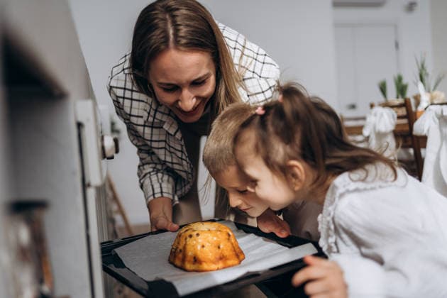 Family smelling freshly baked cake from the oven indoors model released, Symbolfoto property released, KANF00202