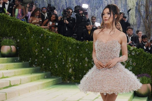 Olympic athlete Eileen Gu poses on the white carpet at the Met Gala in New York, United States, 04 May 2026. The White Carpet at the 2026 Met Gala !ACHTUNG: NUR REDAKTIONELLE NUTZUNG!  Copyright: xOctavioxGuzmánx AME9407 20260505-55020181647_1