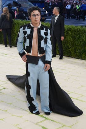Canadian actor Hudson Williams poses on the white carpet at the Met Gala in New York, United States, 04 May 2026. The White Carpet at the 2026 Met Gala !ACHTUNG: NUR REDAKTIONELLE NUTZUNG!  Copyright: xOctavioxGuzmánx AME9385 20260505-55020181926_1
