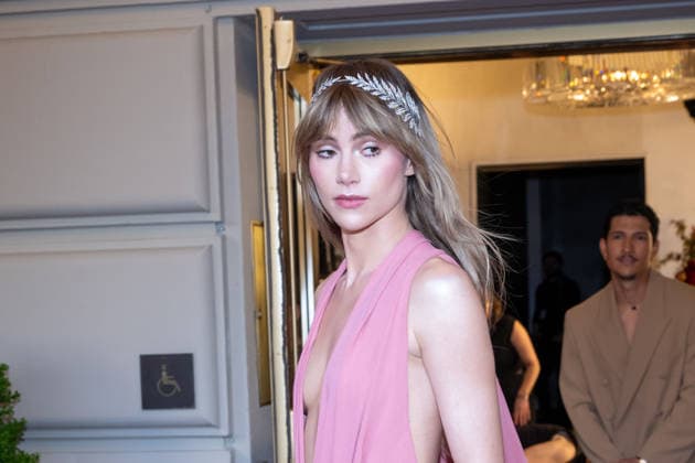 The Pierre Hotel: 2026 Met Gala Departures, New York, USA - 04 May 2026 Suki Waterhouse wearing Michael Kors departs the Pierre Hotel for 2026 Met Gala on May 04, 2026 in New York City. New York United States Copyright: xRonxAdarx xSOPAxImagesx _radar_pierre_20260504_01573