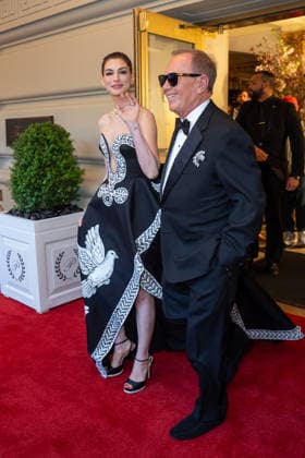 The Pierre Hotel: 2026 Met Gala Departures, New York, USA - 04 May 2026 (L-R) Anne Hathaway and Michael Kors wearing Michael Kors depart the Pierre Hotel for 2026 Met Gala on May 04, 2026 in New York City. New York United States Copyright: xRonxAdarx _radar_pierre_20260504_01693