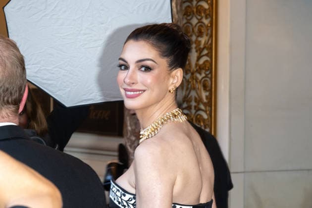 The Pierre Hotel: 2026 Met Gala Departures, New York, USA - 04 May 2026 Anne Hathaway wearing Michael Kors departs the Pierre Hotel for 2026 Met Gala on May 04, 2026 in New York City. New York United States Copyright: xRonxAdarx xSOPAxImagesx _radar_pierre_20260504_01718