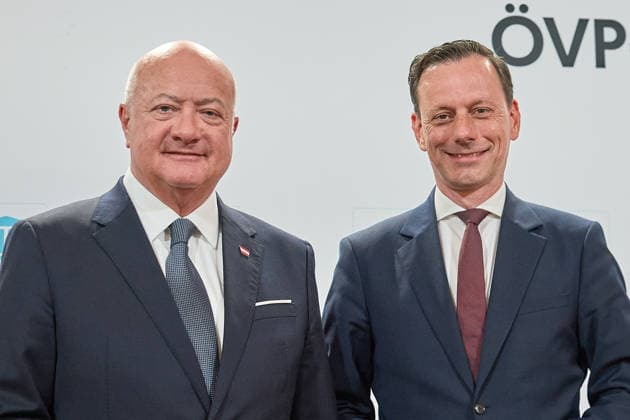 - Wien 05.05.2026 - Neuer ÖVP Klubobmann Gödl - Heute am Vormittag wurde nach dem Rücktritt des ÖVP-Klubobmanns Wöginger im ÖVP Parlamentsklub ein neuer ÖVP-Klubobmann gewählt. PHOTO: (v.L.n.R) Bundeskanzler Christian Stocker (ÖVP), der neue Klubobmann, der steirische Abgeordnete Ernst Gödl nach der PK nach der Wahl. Vienna (AUSTRIA) - New ÖVP parliamentary group leader Gödl - This morning, following the resignation of ÖVP parliamentary group leader Woeginger, a new ÖVP parliamentary group leader was elected. Goedl, Godl, OVP, OeVP, Klubobmann, Gödl neuer ÖVP Klubobmann *** Vienna 05 05 2026 New ÖVP parliamentary group leader Gödl This morning, following the resignation of ÖVP parliamentary group leader Woeginger, a new ÖVP parliame 