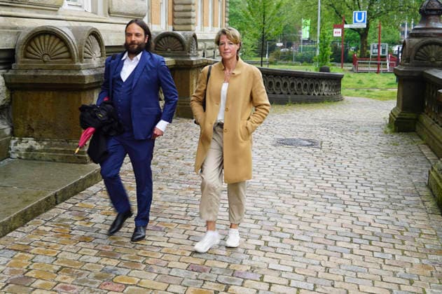 CNTV BLOCK- Christina Block Unternehmerin mit ihren Verteidiger Ingo Bott am 05.05.2026 in Hamburg Die Angeklagten und Verteidiger kommen wie immer zu Fuss auf der Strasse zum 49.Verhandlungstag beim Prozess wegen mutmasslicher Kindesentfuehrung im Landgericht Hamburg Strafjustizgebaeude Entfuehrungsfall der Block Kinder Hamburg Deutschland *** CNTV BLOCK Christina Block entrepreneur with her defense lawyer Ingo Bott on 05 05 2026 in Hamburg The defendants and defense lawyers arrive as usual on foot on the street for the 49th day of the trial for alleged child abduction in the Hamburg Criminal Court criminal justice building abduction case of the Block children Hamburg Germany