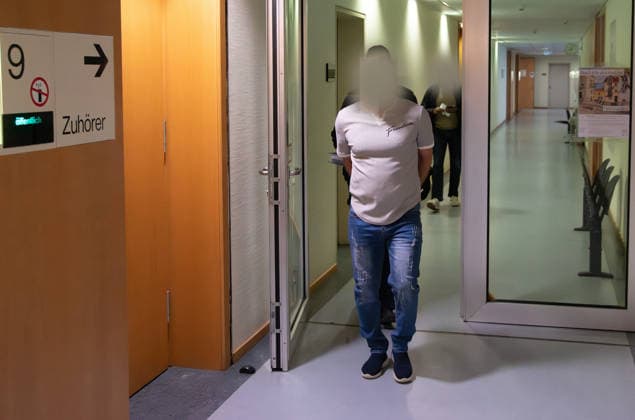 05.05.2026, xblx, Lokales, Mordanklage; der Angeklagte wird in den Gerichtssaal gebracht; die Staatsanwaltschaft wirft einem 37 Jahre alten Mann vor, den neuen Partner seiner Ehefrau getötet zu haben. Dabei soll er über 70 Mal auf den Mann eingestochen haben. Frankfurt am Main *** 05 05 2026, xblx, Local, Murder charge the accused is brought into the courtroom the public prosecutors office accuses a 37-year-old man of killing his wifes new partner He is said to have stabbed the man over 70 times Frankfurt am Main
