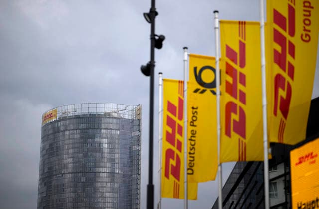 Fahnen und Flaggen der DHL mit Logo vor der HPV im Hintergrund der Posttower. Ordentliche Hauptversammlung der Deutsche Post AG, am 05.05.2026 in Bonn Deutschland. @ World Conference Center *** Banners and flags of DHL with logo in front of the HPV in the background the Posttower Annual General Meeting of Deutsche Post AG, on 05 05 2026 in Bonn Germany @ World Conference Center