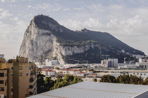 Felsen von Gibraltar, aufgenommen aus dem Ort La Linea de la Concepcion, 30.04.2026. La Linea de la Concepcion Spanien *** Rock of Gibraltar, taken from the village of La Linea de la Concepcion, 30 04 2026 La Linea de la Concepcion Spain Copyright: xFlorianxGaertnerx