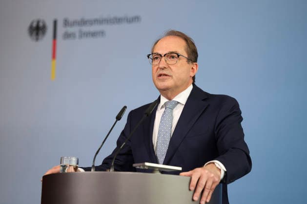 Bundesminister Alexander Dobrindt hat vor einem Jahr das Amt des Bundesinnenministers übernommen. Im Rahmen einer Pressekonferenz bilanziert er seine Amtszeit und gibt einen Ausblick auf anstehende Vorhaben. Bundesministerium des Innern in Berlin am 05.05.2026 in Berlin¨ Alexander Dobrindt zieht auf einer PK Bilanz seiner einjährigen Amtszeit *** Federal Minister Alexander Dobrindt took office as Federal Minister of the Interior a year ago At a press conference, he takes stock of his time in office and gives an outlook on upcoming projects Federal Ministry of the Interior in Berlin on 05 05 2026 in Berlin¨ Alexander Dobrindt takes stock of his one-year term of office at a press conference