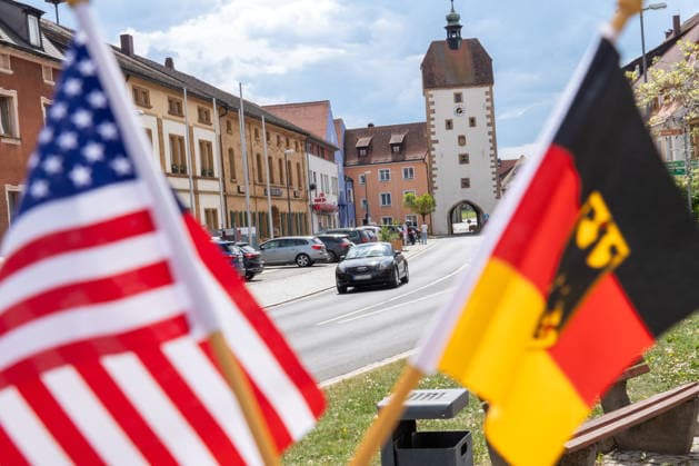 Geplanter US-Truppenabzug:Marktplatz in Vilseck, in diesem Foto symbolisch eingerahmt von einem US- und einem Deutschlandfähnchen, vom Standort Vilseck sollen 5.000 US-Soldaten abgezogen werden, Vilseck, Bayern, 5. Mai 2026 Deutschland, Vilseck, Oberpfalz, 5. Mai 2026, Marktplatz in Vilseck, in diesem Foto symbolisch eingerahmt von einem US- und einem Deutschlandfähnchen, vom Standort Vilseck sollen 5.000 US-Soldaten abgezogen werden, die Stryker-Brigade ist in den nahegelegenen Rose Barracks stationiert, Kaserne beim Truppenübungsplatz Grafenw2öhr, geplanter US-Truppenabzug bringt Probleme für die Ortschaften in der unmittelbaren Nähe, wie Vilseck, die in den letzten 70 Jahren von der Stationierung profitiert hatten, Krise, nur diese