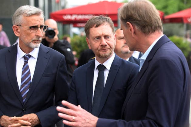 spurensuche nach amokfart in leipzig Leipzig , 05.05.2036 Einen Tag nach der Amokfahrt von Jeffrey K. in der Grimmaische Straße in der Leipziger Innenstadt besuchen Armin Schuster, Innenminsister von Sachsen, Ministerpräsident von Sachsen Michael Kretschmer und Burghard Junge Oberbürgermeister von Leipzig den Tatort Sachsen deutschland Copyright: xMatthiasxGränzdörferx