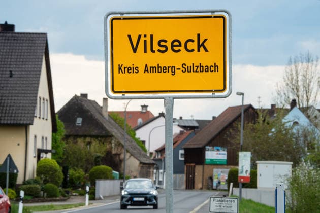 Geplanter US-Truppenabzug: Ortseingang Vilseck, vom Standort Vilseck sollen 5.000 US-Soldaten abgezogen werden, Vilseck, Bayern, 5. Mai 2026 Deutschland, Vilseck, Oberpfalz, 5. Mai 2026, Ortseingang Vilseck, vom Standort Vilseck sollen 5.000 US-Soldaten abgezogen werden, die Stryker-Brigade ist in den nahegelegenen Rose Barracks stationiert, Kaserne beim Truppenübungsplatz Grafenw2öhr, geplanter US-Truppenabzug bringt Probleme für die Ortschaften in der unmittelbaren Nähe, wie Vilseck, die in den letzten 70 Jahren von der Stationierung profitiert hatten, Krise, Bayern, *** Planned US troop withdrawal at the entrance to Vilseck, 5,000 US soldiers are to be withdrawn from the Vilseck site, Vilseck, Bavaria, May 5, 2026 Germany, Vilseck, U
