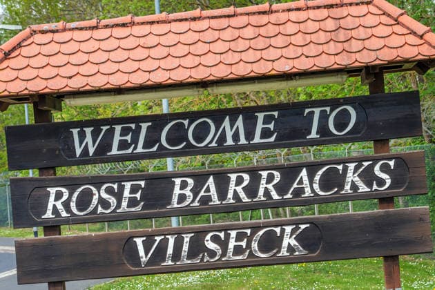 Geplanter US-Truppenabzug: welcome to Rose Barracks Vilseck, Schild am Eingang zur US-Kaserne, von hier sollen laut US-Präsident Trump 5.000 Soldaten abgezogen werden, die Stryker-Brigade, Vilseck, Bayern, 5. Mai 2026 Deutschland, Vilseck, Oberpfalz, 5. Mai 2026, welcome to Rose Barracks Vilseck, Schild am Eingang zur Kaserne der US Army, liegt beim Truppenübungsplatz Grafenwöhr, vo hier sollen laut US-Präsident Trump 5.000 Soldaten abgezogen werden, die Stryker-Brigade, geplanter US-Truppenabzug bringt Probleme für die Ortschaften in der unmittelbaren Nähe, wie Vilseck, die in den letzten 70 Jahren von der Stationierung profitiert hatten, Krise, nur diese eine Perspektive aus Sicherheitsgründen erlaubt, Bayern, *** Planned US troop