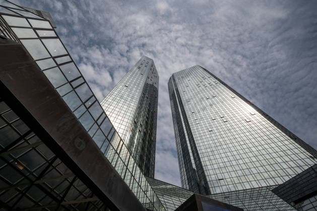 Creative Highlights World Deutsche Bank Türme aus der Froschperspektive 05.05.26, Frankfurt: Symbolfoto, Illustrationsbild, Symbolbild, Illustrationsfoto, Alltagsszene Blick aus der Froschperspektive auf die Zwillingstürme der Deutschen Bank im Bankenviertel. Die spiegelnden Glasfassaden reflektieren den Himmel und umliegende Strukturen. Im Vordergrund moderne Architektur mit Glasdachkonstruktion. Dynamische Linienführung unter einem strukturierten Wolkenhimmel. Frankfurt Hessen Deutschland *** Deutsche Bank towers from a frogs perspective 05 05 26, Frankfurt Symbol photo, illustration image, symbol image, illustration photo, everyday scene View from a frogs perspective of the twin towers of Deutsche Bank in the banking district The reflective glass facades re Copyright: xThorstenxWagnerx