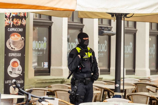 05.05.2026 Weimar: Durchsuchung eines italienischen Restaurants durch Beamte vom Zoll und dem Bundeskriminalamt LKA im Rahmen einer Ermittlungsarbeit in Weimar und der Landeshauptstadt Erfurt. *** 05 05 2026 Weimar Search of an Italian restaurant by officers from customs and the Federal Criminal Police Office LKA as part of an investigation in Weimar and the state capital Erfurt