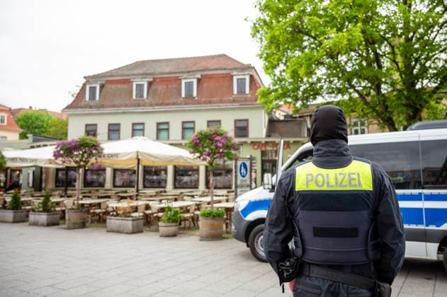 05.05.2026 Weimar: Durchsuchung eines italienischen Restaurants durch Beamte vom Zoll und dem Bundeskriminalamt LKA im Rahmen einer Ermittlungsarbeit in Weimar und der Landeshauptstadt Erfurt. *** 05 05 2026 Weimar Search of an Italian restaurant by officers from customs and the Federal Criminal Police Office LKA as part of an investigation in Weimar and the state capital Erfurt