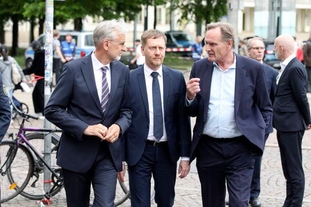 Armin Schuster, Michael Kretschmer und Burkhard Jung bei der Kranzniederlegung für die Opfer der Amokfahrt. In der Fußgängerzone der Leipziger Innenstadt ist am Montag ein 33-jähriger Leipziger mit seinem Auto in eine Menschenmenge gerast. Es gibt zwei Tote und zahlreiche Verletzte. Erst ein Poller stoppt die Fahrt am Ende der Grimmaischen Straße. Leipzig, 05.05.2026