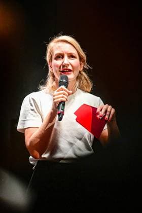 Linke Mieterversammlung Schluss mit der Vonovia-Abzocke ** NUR FÜR REDAKTIONELLE ZWECKE ** EDITORIAL USE ONLY **<p>Linke Mieterversammlung Schluss mit der Vonovia-Abzocke , Mit: Ines Schwerdtner, Parteivorsitzende und haushaltspolitische Sprecherin der Fraktion Die Linke im Bundestag, Elif Eralp, stellvertretende Vorsitzende der Linksfraktion im Berliner Abgeordnetenhaus und Niklas Schenker, Sprecher für Mieten, Wohnen und Bauen der Linksfraktion im Abgeordnetenhaus. Heizkosten-Wahnsinn, Schimmel und Mietwucher: Bei einer Anhörung der Fraktion Die Linke im Bundestag kommen Mieterinnen und Mieter mit Abgeordneten der Linken ins Gespräch und berichten von ihren Erfahrungen mit Vonovia. Ihre Forderungen werden im Rahmen einer Fokuswoche Copyright: MaurizioxGambarini doc85ptqayo4wo1jqylfpxp ,EDITORIAL USE ONLY