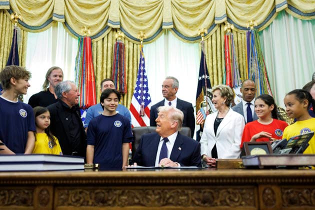 May 5, 2026, Washington, District Of Columbia, USA: United States President Donald J Trump speaks before signing a proclamation inside the Oval Office at The White House in Washington, on May 5, 2026. The memorandum is set to restore the Presidential Fitness Test Award, a competitive school-based fitness program last seen under the Obama administration Washington USA - ZUMAs152 20260505_faa_s152_011 Copyright: xTomxBrennerx-xPoolxviaxCNPx