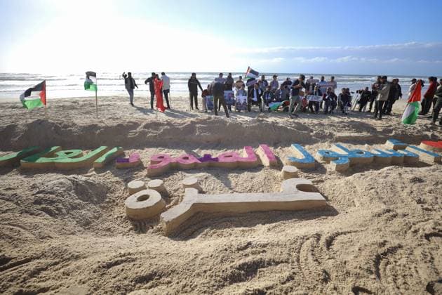 Palestinians Protest Israeli intervention against Global Sumud Flotilla in Gaza GAZA, PALESTINE - MAY 05: A group of Palestinians gather on the Gaza coast to protest the Israeli intervention and detention of activists from the Global Sumud Flotilla, in Gaza, Palestine on May 5, 2026. The demonstrators expressed their support for the flotilla s mission, which aimed to break the blockade on the Gaza Strip and deliver essential humanitarian aid to the region. Khames Alrefi Anadolu Gaza City Gaza. Editorial use only. Please get in touch for any other usage.  Copyright: x2026xAnadoluxKhamesxAlrefix